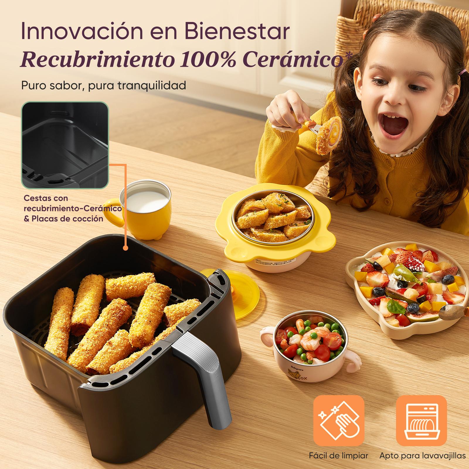 Usuario sosteniendo un smartphone con una receta junto a la freidora llena de comida.