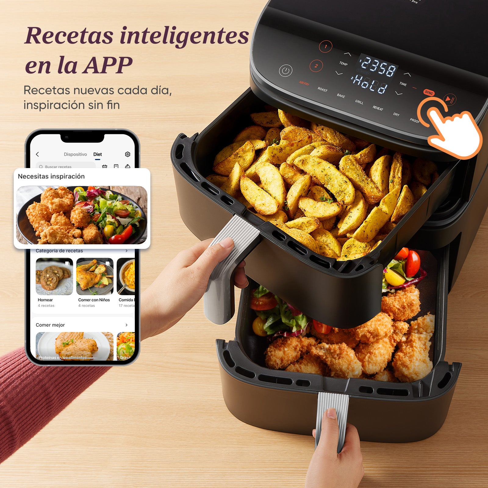 Vista superior de la freidora COSORI con patatas y pollo, un usuario pulsando el botón SYNC y un móvil mostrando recetas de la app VeSync