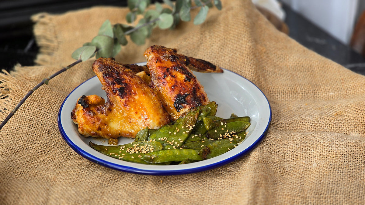 Alitas de pollo con salsa de miel y tirabeques en freidora de aire